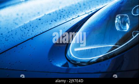 Moderne Automobilindustrie Hintergrund mit Deep Blue Sporty Auto Scheinwerfer Close Up. Stockfoto