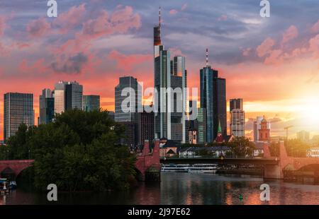 Sommer Sonnenuntergang Himmel über Frankfurt am Main Skyline Deutschland. Hessen, Deutschland. Stockfoto