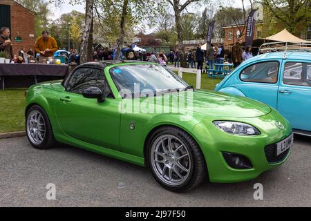 Mazda MX-5 Black Limited Edition ‘L3 UMH’ auf der Ausstellung im April Scramble im Bicester Heritage Center am 23. April 2022 Stockfoto