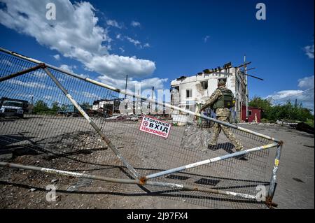 Non Exclusive: HULIAIPOLE, UKRAINE - 20. MAI 2022 - Ein ukrainischer Militärangehöriger überprüft Schäden, die durch russischen Beschuss an ein Agrarunternehmen verursacht wurden Stockfoto