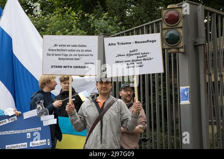 Berlin, Deutschland. 21.. Mai 2022. Am 21. Mai 2022 versammelten sich proukrainische Demonstranten am Hintereingang der Humboldt-Universität zu Berlin, um gegen einen Kongress zu protestieren, der dort stattfand. Vor Beginn der Veranstaltung kritisierten mehrere Politiker das Ereignis scharf. Der Name des Kongresses war: Ohne NATO leben - Ideen für den Frieden. (Bild: © Michael Kuenne/PRESSCOV über ZUMA Press Wire) Stockfoto