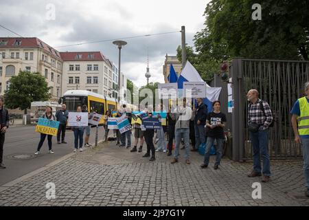 Berlin, Deutschland. 21.. Mai 2022. Am 21. Mai 2022 versammelten sich proukrainische Demonstranten am Hintereingang der Humboldt-Universität zu Berlin, um gegen einen Kongress zu protestieren, der dort stattfand. Vor Beginn der Veranstaltung kritisierten mehrere Politiker das Ereignis scharf. Der Name des Kongresses war: Ohne NATO leben - Ideen für den Frieden. (Bild: © Michael Kuenne/PRESSCOV über ZUMA Press Wire) Stockfoto