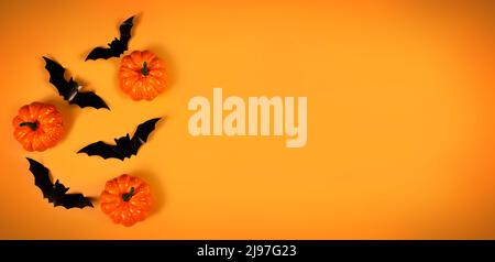 Breites Banner, fröhliches halloween auf orangefarbenem Hintergrund. Sonderangebotssymbol. Konzept der Feier. Preisschild des Rabattangebots. Stockfoto