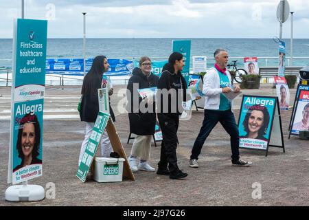 Sydney, Australien. Samstag, 21.. Mai 2022. Der Bondi Surf Bathers Life Saving Club in der Wählerschaft von Wentworth wird als Wahllokal genutzt, als Australier an den Umfragen in Bondi Beach. Quelle: Paul Lovelace/Alamy Live News Stockfoto