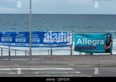 Sydney, Australien. Samstag, 21.. Mai 2022. Der Bondi Surf Bathers Life Saving Club in der Wählerschaft von Wentworth wird als Wahllokal genutzt, als Australier an den Umfragen in Bondi Beach. Quelle: Paul Lovelace/Alamy Live News Stockfoto