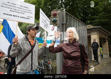 Berlin, Deutschland. 21.. Mai 2022. Am 21. Mai 2022 versammelten sich proukrainische Demonstranten am Hintereingang der Humboldt-Universität zu Berlin, um gegen einen Kongress zu protestieren, der dort stattfand. Vor Beginn der Veranstaltung kritisierten mehrere Politiker das Ereignis scharf. Der Name des Kongresses war: Ohne NATO leben - Ideen für den Frieden. (Bild: © Michael Kuenne/PRESSCOV über ZUMA Press Wire) Stockfoto