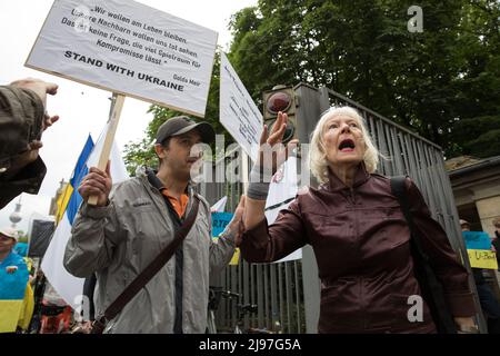 Berlin, Deutschland. 21.. Mai 2022. Am 21. Mai 2022 versammelten sich proukrainische Demonstranten am Hintereingang der Humboldt-Universität zu Berlin, um gegen einen Kongress zu protestieren, der dort stattfand. Vor Beginn der Veranstaltung kritisierten mehrere Politiker das Ereignis scharf. Der Name des Kongresses war: Ohne NATO leben - Ideen für den Frieden. (Bild: © Michael Kuenne/PRESSCOV über ZUMA Press Wire) Stockfoto