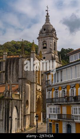 Lekeitio, Spanien - 4. Mai 2022: Vertikale Ansicht der Innenstadt von Lekeitio mit der Kirche Santa Maria Stockfoto