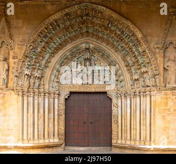 Olite, Spanien - 30. April 2022: Blick auf das gotische Architekturtor der Kirche San Pedro in der historischen Stadt Olite Stockfoto