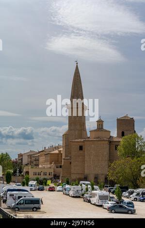 Olite, Spanien - 30. April 2022: Vertikaler Blick auf das historische Dorf Olite mit vielen Camper und Reisemobilen im Vordergrund Stockfoto