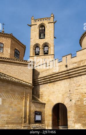 Olite, Spanien - 30. April 2022: Blick auf die Kirche San Pedro im historischen Stadtzentrum von Olite Stockfoto