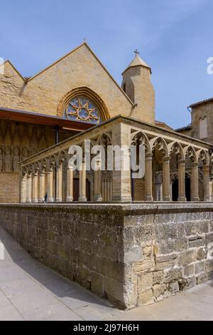 Olite, Spanien - 30. April 2022: Blick auf den Portikus der Kirche San Pedro im historischen Stadtzentrum von Olite Stockfoto