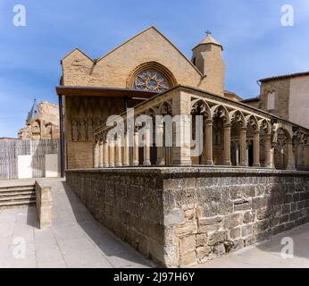 Olite, Spanien - 30. April 2022: Blick auf den Portikus der Kirche San Pedro im historischen Stadtzentrum von Olite Stockfoto