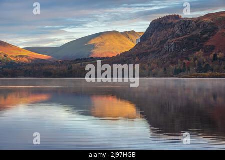 Landschaftsansicht über Derwentwater vom Manesty Park in Richtung Blencathra und Walla Crag mit atemberaubenden Herbstfarben Stockfoto