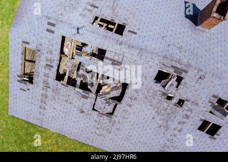 Dachbaustelle Entfernung des alten Daches Austausch durch neue Schindeln Stockfoto