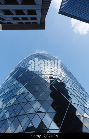 30 Saint Mary Axe, informell bekannt als The Gherkin, ist ein kommerzieller Wolkenkratzer in der City of London, Londons primärem Finanzviertel. Die 41. Etage Stockfoto