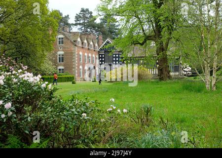 Rufford Hall inmitten des Frühjahrswachstums Stockfoto
