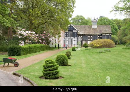 Rufford Hall mit Frühlingsbesuchern Stockfoto
