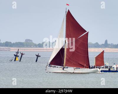 Sheerness, Kent, Großbritannien. 21.. Mai 2022. Die 3 Masten der Thames-Schiffswrack-SS Richard Montgomery wurden vor der Entfernung zum letzten Mal von Thames-Segelbohnen überfahren, die beim historischen jährlichen Medway Barge Sailing Match gegeneinander antreten. Die 3 Masten sollen in diesem Jahr abgeschaltet werden, die Arbeiten sollen im Juni beginnen. Das Schiffswrack sank 1944 mit 1400 Tonnen Sprengstoff an Bord. Kredit: James Bell/Alamy Live Nachrichten Stockfoto