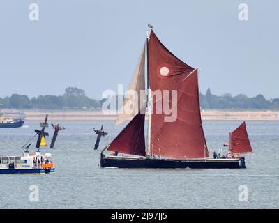 Sheerness, Kent, Großbritannien. 21.. Mai 2022. Die 3 Masten der Thames-Schiffswrack-SS Richard Montgomery wurden vor der Entfernung zum letzten Mal von Thames-Segelbohnen überfahren, die beim historischen jährlichen Medway Barge Sailing Match gegeneinander antreten. Die 3 Masten sollen in diesem Jahr abgeschaltet werden, die Arbeiten sollen im Juni beginnen. Das Schiffswrack sank 1944 mit 1400 Tonnen Sprengstoff an Bord. Kredit: James Bell/Alamy Live Nachrichten Stockfoto