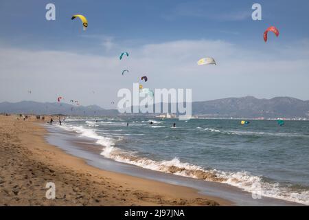 Kitesurf in Sant Pere Pescador Beach, Katalonien Stockfoto