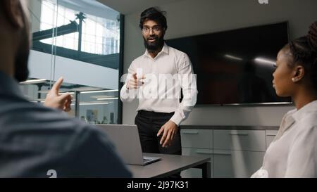 Arabisch-indischer bärtiger Geschäftsmann Mentor Chef männlicher Führer Mann Bericht teilen Idee Startup Projekt Präsentation Corporate Training Gespräch mit Investoren Stockfoto