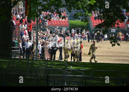 London, Großbritannien. 21.. Mai 2022. Es wird berichtet, dass eine Frau verletzt wurde, nachdem sie während einer Probe für das Trooping the Color nächste Woche durch einen Stand gefallen war. Die Stände wurden von der Polizei evakuiert. London Ambulance Service ist Szene, um teilzunehmen Berichte aus der Szene deuten darauf hin, dass eine Frau durch den Stand gefallen ist Credit: @Dmoonuk/Alamy Live News Stockfoto