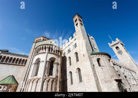 Trient. Mittelalterliche Kathedrale von San Vigilio, Rathausturm (Torre Civica), Praetorianpalast (Palazzo Pretorio). Trentino-Südtirol, Italien, Europa. Stockfoto