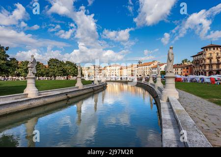 Padua, Stadtplatz genannt Prato della Valle, einer der größten in Europa. Venetien, Italien. Ovales Quadrat mit 78 Statuen, 4 Brücken und einer Insel. Stockfoto