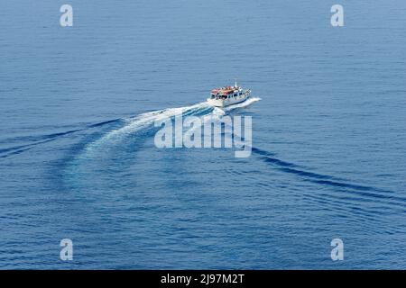 Weiße Fähre mit Touristen überfüllt, in Bewegung vor dem alten Dorf Vernazza. Nationalpark Cinque Terre, Ligurien, La Spezia, Italien. Stockfoto