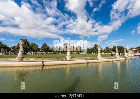 Padua, Stadtplatz genannt Prato della Valle, einer der größten in Europa. Venetien, Italien. Ovales Quadrat mit 78 Statuen, 4 Brücken und einer Insel. Stockfoto