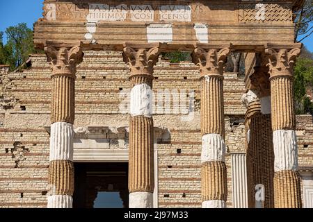 Alte Ruinen des römischen Tempels des Capitoliums (Tempio Capitolino) in der Innenstadt von Brescia, 73 n. Chr., UNESCO-Weltkulturerbe, Lombardei, Italien, Europa. Stockfoto