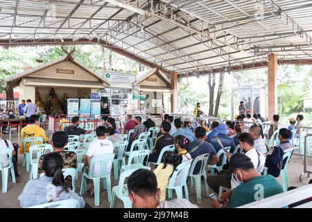 Chanthaburi, Thailand. 21.. Mai 2022. Im Rahmen von Covid-19-Präventionsmaßnahmen reisen Menschen durch Grenzkontrollpunkte in Thailand und Kambodscha ein- und aus. Gemeinsam zwischen den beiden Nationen testen die ATK für COVID-19 von beiden Seiten des Kontrollpunkts aus. Wenn das Virus gefunden wird, wird ihnen die Einreise in das Land untersagt und sie müssen in das Land zurückkehren, aus dem sie stammen. Bei der Einreise nach Thailand müssen Sie den Thailand Pass registrieren. Quelle: Pacific Press Media Production Corp./Alamy Live News Stockfoto