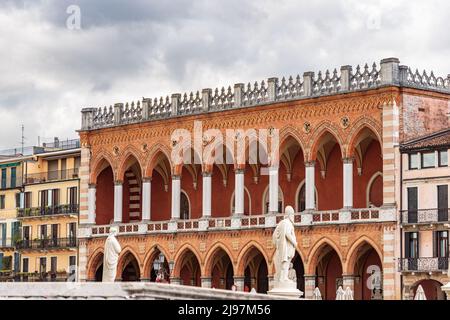 Padua, Fassade des antiken Palastes im neugotischen Stil, 1860, genannt Loggia Amulea (Lodge), Prato della Valle, berühmter Stadtplatz in Venetien, Italien. Stockfoto