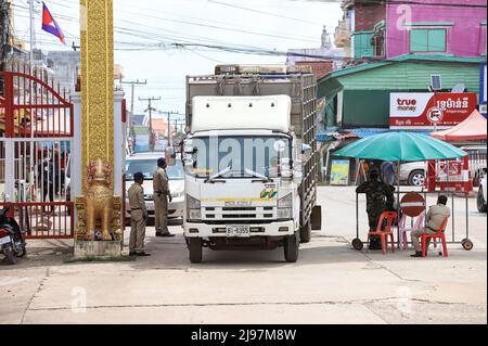 Chanthaburi, Thailand. 21.. Mai 2022. Einwanderungs- und Zollbeamte überprüfen Dokumente für die ein- und Ausreise durch den Grenzübergang zwischen Thailand und Kambodscha. Quelle: Pacific Press Media Production Corp./Alamy Live News Stockfoto