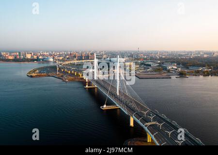 Luftaufnahme des Golfs von Finnland, Sankt-Petersburg, Russland, mit einem Stadion, einem schnellen westlichen Durchmesser und einer Kabelbrücke Stockfoto