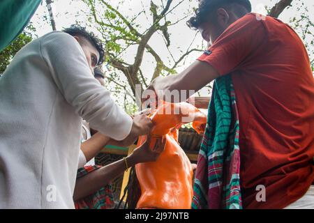 Bangladesch. 13. April 2022. Das Lal Kach-Festival wurde in Bangladesch gefeiert. Die Hindu-Gemeinde nahm am jährlichen Lal Kach (Rotglas) Festival in Narayangonj Teil, dem letzten Monat des Jahres in Bangladesch. Bei diesem Fest färbten sich Männer und Jungen während des Festes rot, auch halten sie Schwerter in der Hand, tanzen und marschieren in den traditionellen Tempeln entgegen. Die zentrale Idee ist es, die Mächte des Bösen abzuwehren und das neue Jahr in Bangladesch willkommen zu heißen. (Bild: © MD. Noor Hossain/Pacific Press via ZUMA Press Wire) Stockfoto