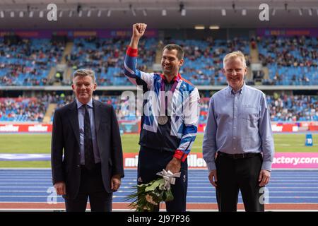 Birmingham, Großbritannien. 21.. Mai 2022. Robbie Grabarz vom Team GB mit Sir Hugh Robertson (links), Vorsitzender der British Olympic Association, erhält eine Silbermedaille für den Londoner Hochsprung 2012, nachdem Ivan Ukhov beim Leichtathletik-Event der Müller Diamond League im Alexander Stadium in Birmingham, Großbritannien, die Goldmedaille abgezogen wurde. Kredit: Sporting Pics / Alamy Live Nachrichten Stockfoto