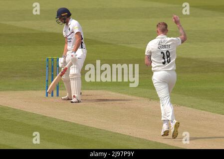 21. Mai 2022. London, Großbritannien. Ben Stokes von Durham bekommt das Dickicht von Josh De Caires, wenn Middlesex am dritten Tag des County Championship-Spiels bei Lords gegen Durham antreten wird. David Rowe/Alamy Live News Stockfoto