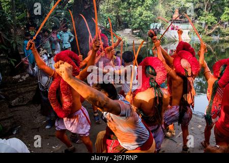 Bangladesch. 13. April 2022. Das Lal Kach-Festival wurde in Bangladesch gefeiert. Die Hindu-Gemeinde nahm am jährlichen Lal Kach (Rotglas) Festival in Narayangonj Teil, dem letzten Monat des Jahres in Bangladesch. Bei diesem Fest färbten sich Männer und Jungen während des Festes rot, auch halten sie Schwerter in der Hand, tanzen und marschieren in den traditionellen Tempeln entgegen. Die zentrale Idee ist es, die Mächte des Bösen abzuwehren und das neue Jahr in Bangladesch willkommen zu heißen. (Bild: © MD. Noor Hossain/Pacific Press via ZUMA Press Wire) Stockfoto