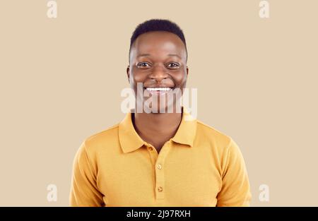 Porträt eines glücklichen, gutaussehenden jungen afroamerikanischen Mannes, der die Kamera anschaut und lächelt Stockfoto