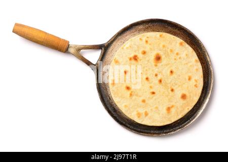 roti, auch als Chapati oder indisches Brot bekannt, eine Art flaches, raues südasiatisches Brot auf einer Roti-Pfanne, frisch gebackenes indisches Fladenbrot, isoliert auf Weiß Stockfoto