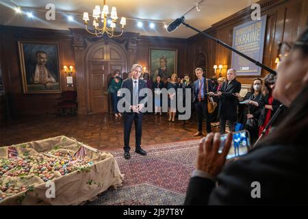 New York City, Vereinigte Staaten von Amerika. 19. Mai 2022. US-Außenminister Antony Blinken spricht nach einem Besuch des Ukrainian Institute of America am 19. Mai 2022 in New York City, New York, mit den Medien. Kredit: Freddie Everett/State Department/Alamy Live Nachrichten Stockfoto