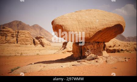 Wunderschöne Aussicht auf die Wadi Rum Wüste Stockfoto