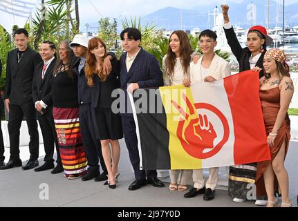 Cannes, Frankreich. 21.. Mai 2022. CANNES, FRANKREICH. 21. Mai 2022: Riley Keough, Ladainian Crazy Thunder, Gina Gammell & war Pony beim Fotocall für war Pony beim Festival de Cannes 75.. Bildquelle: Paul Smith/Alamy Live News Stockfoto