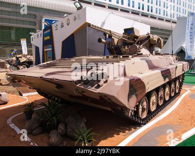 Abu Dhabi, VAE - 23. Februar. 2011: Ukrainische Armee BMP-1M Modernizado (Shkval) auf der IDEX 2011 Militärausstellung Stockfoto