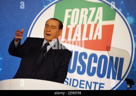 Neapel, Kampanien, Italien. 21.. Mai 2022. Silvio Berlusconi, Präsident der Partei Forza Italia, Rede zum Abschluss des von der Partei Forza Italia und der Europäischen Popolarpartei in Neapel organisierten Kongresses „' L'Italia del futuro la Forza che unisce“. (Bild: © Pasquale Gargano/Pacific Press via ZUMA Press Wire) Stockfoto