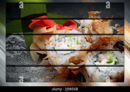Sushi-Rolle Bonito auf dunklem Hintergrund Stockfoto