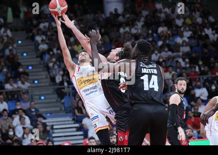 Pesaro, Italien. 19.. Mai 2022. 3. Spiel aus der italienischen Meisterschaft LBA Carpegna Prosciutto Pesaro gegen Virtus Segafredo Bologna. Gewinnen Sie Bologna 55-75 und gehen Sie zum Halbfinale. (Bild: © Norberto Maccagno/Pacific Press via ZUMA Press Wire) Stockfoto