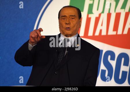 Neapel, Kampanien, Italien. 21.. Mai 2022. Silvio Berlusconi, Präsident der Partei Forza Italia, Rede zum Abschluss des von der Partei Forza Italia und der Europäischen Popolarpartei in Neapel organisierten Kongresses „' L'Italia del futuro la Forza che unisce“. (Bild: © Pasquale Gargano/Pacific Press via ZUMA Press Wire) Stockfoto